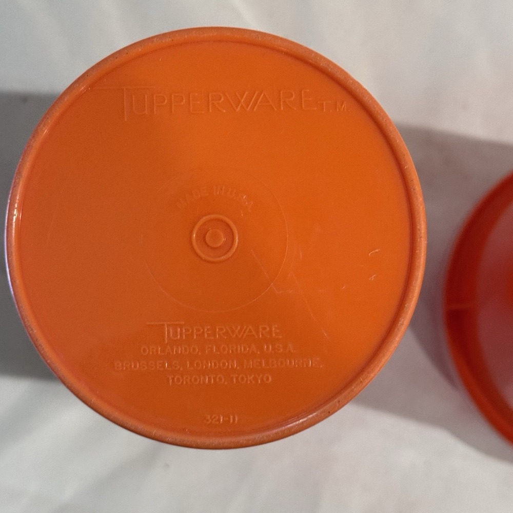 2 Vintage Tupperware Handolier 32 oz Orange Pitchers #321 Sheer Fliptop Lid - Picture 5 of 11